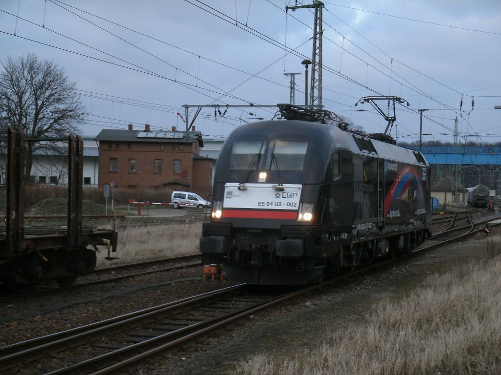 EGP ES64U2-002 hat den 1.Teil Kreidewagen,am 21.Mrz 2012,in Bergen/Rgen abgestellt.