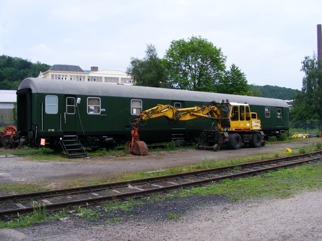 Ein Bahnpost-Wagen und ein Zweiwege-Bagger stehen am 25.05.2008 im Eisenbahnmuseum in Bochum-Dalhausen.