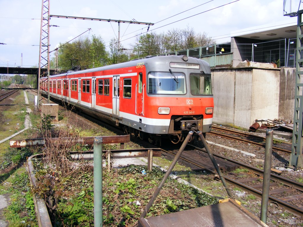 Ein DB 420 ist am 25.04.2008 auf dem Weg von Essen nach Haltern im Bahnhof Gladbeck-West unterwegs.
