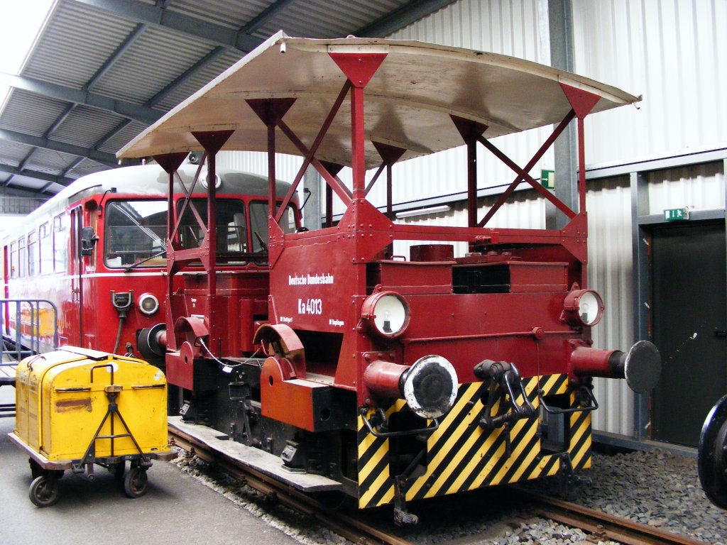 Eine alte Akku-Rangierlok steht am 25.05.2008 im Eisenbahnmuseum in Bochum-Dalhausen.