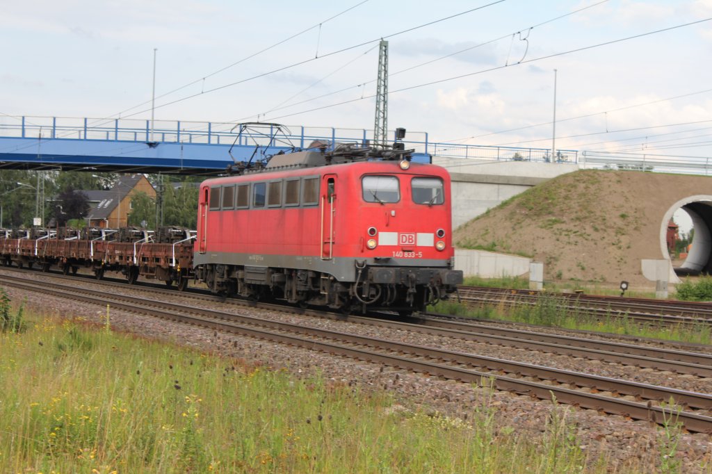 Eine DB 140 833-5 mit Ks Wagen Beladen mit Reiezugwagen Drehgestelle aufen Weg nach Bremen Durchfhrt gerade den Bahnhof Tostedt am 07.07.2011
