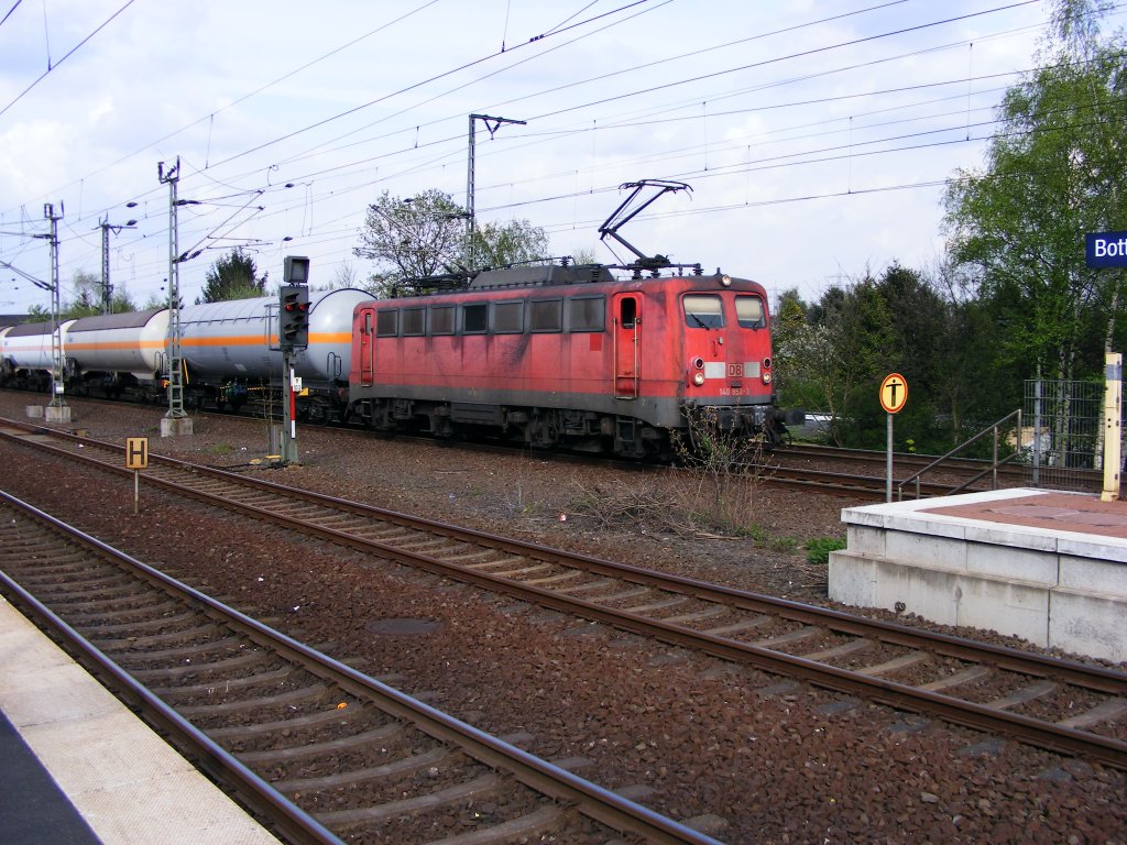 Eine DB 140 ist am 25.04.2008 mit einem Kesselwagenzug im Bottroper Hauptbahnhof unterwegs.