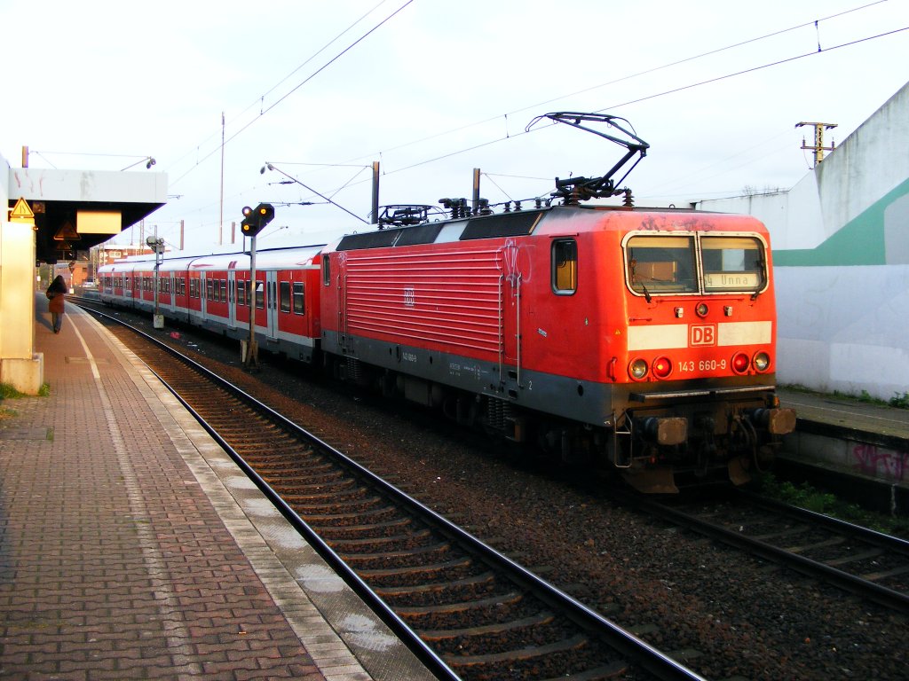 Eine DB 143 steht am 03.04.2008 mit einem S-Bahn-Wendezug in Dortmund-Dorstfeld.
