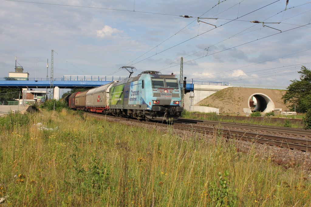 Eine DB 185 152-6 mit KS WERBUNG bei der durchfahrt des Bahnhofs Tostedt am 07.07.2011