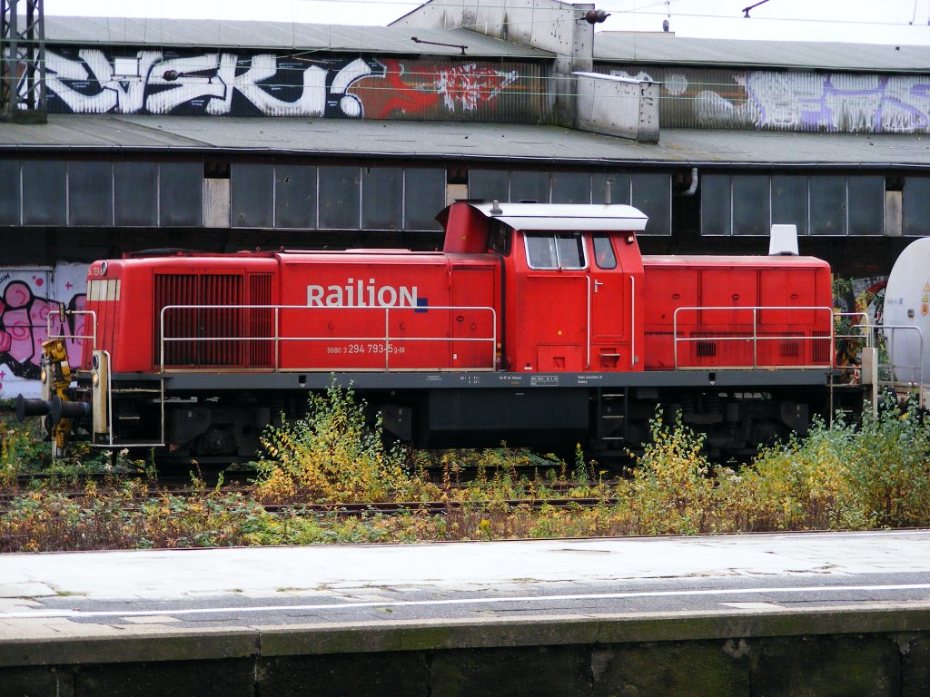 Eine DB 294 ist am 06.11.2009 im Bahnhof Herne unterwegs.