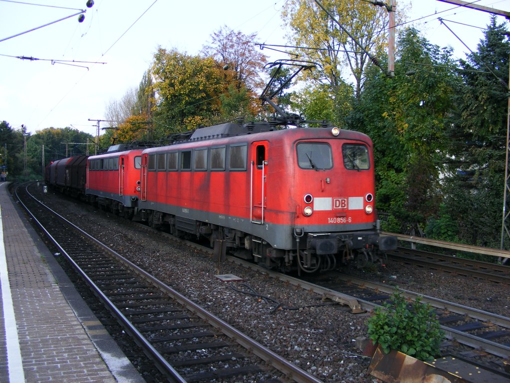 Eine Doppeltraktion aus DB 140 ist am 14.10.2008 mit einem Gterzug in Bochum-Hamme unterwegs.