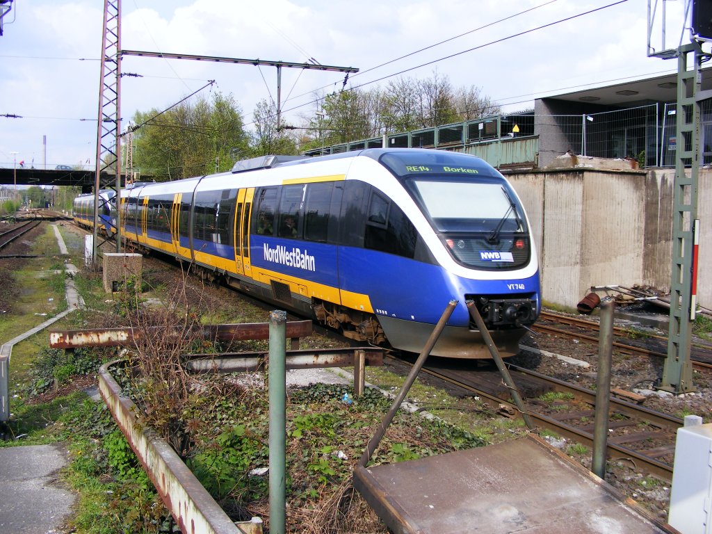 Eine Doppeltraktion aus dreiteiligen Talent-Dieseltriebwagen der NordWestBahn ist am 25.04.2008 auf dem Weg von Essen nach Borken im Bahnhof Gladbeck-West unterwegs.