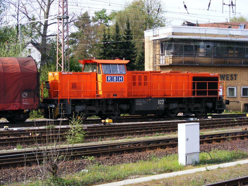 Eine MaK 1206 der RBH ist am 25.04.2008 im Bahnhof Gladbeck-West unterwegs.
