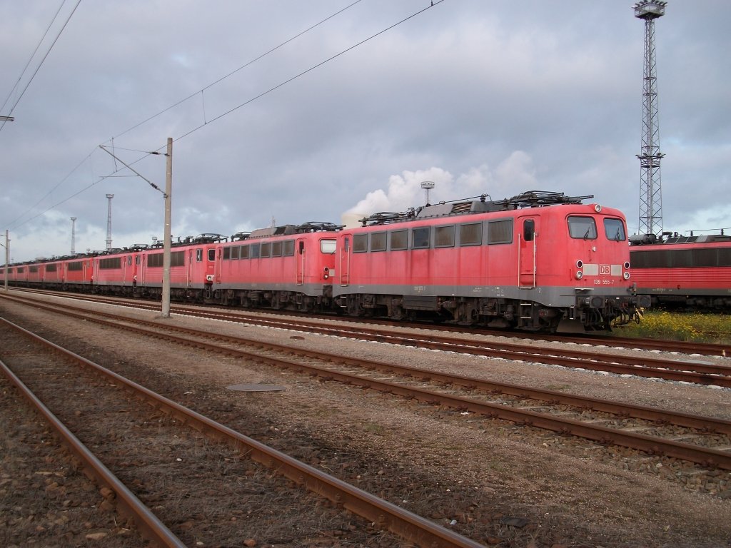 Eine von mehren Reihen abgestellter Loks in Rostock Seehafen,wird von 139 555 angefhrt.Aufnahme vom 13.November 2010.