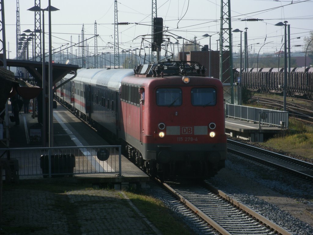 Einen Tag vor dem Ende vom 115er Einsatz 2011 bespannte 115 278,am 22.Oktober 2011,den IC 2353 aus Erfurt,im Abschnitt Stralsund-Binz.Aufnahme in Bergen/Rgen.