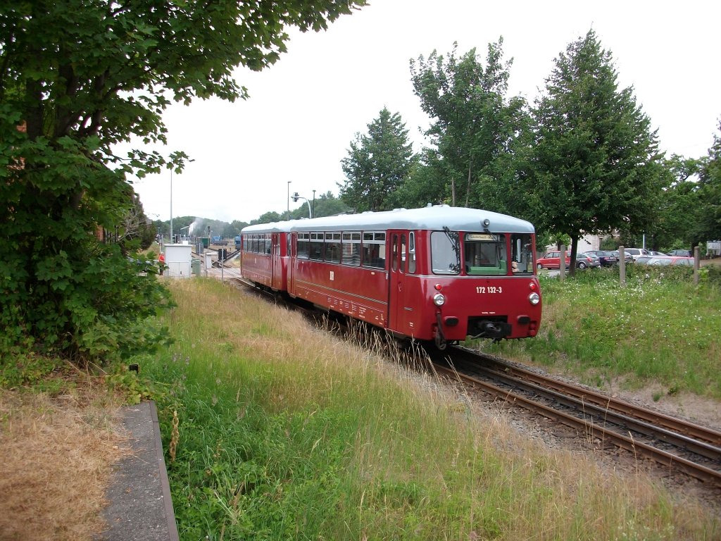 Einfahrende Ferkeltaxe aus Lauterbach Mole am 24.Juli 2010 in Putbus.