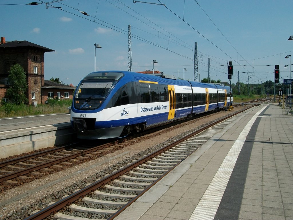 Einfahrender OLA-Triebwagen 0008 aus Rostock ber Laage hat am 03.Juli 2010 das Ziel Gstrow erreicht.