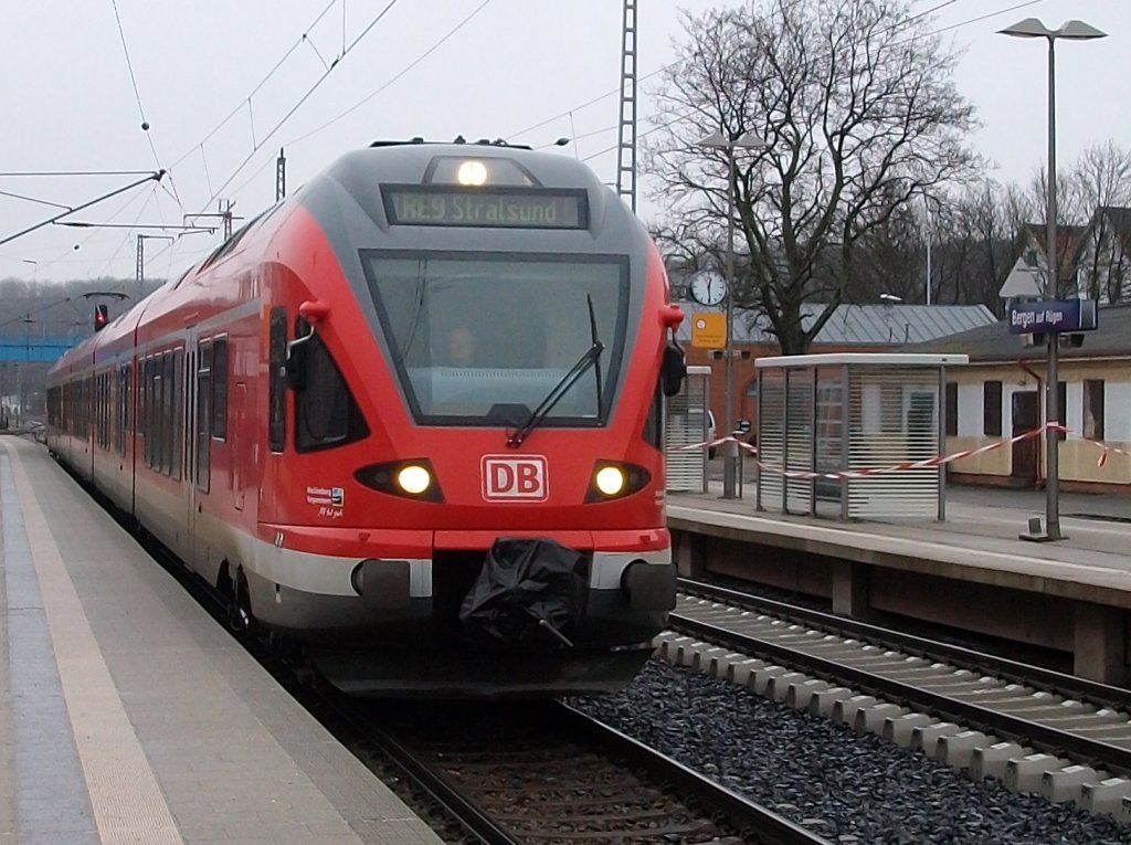 Einfahrt von RE 13026 aus Binz nach Stralsund am 25.Januar 2011 in Bergen/Rgen,der von 429 027 gefahren wurde.