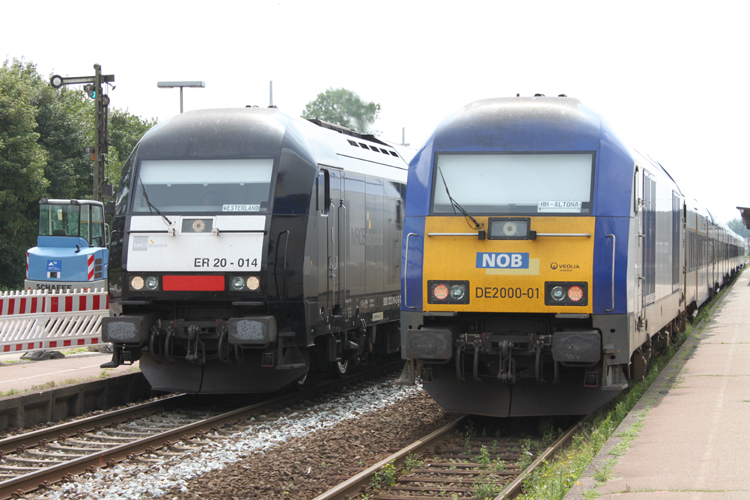 ER20 Treffen im Bahnhof Niebll links ER20-014 mit NOB 80510 von Hamburg-Altona Richtung Westerland(Sylt)rechts DE2000-01 mit NOB 80519 
von Westerland(Sylt)Richtung Hamburg-Altona.Aufgenommen am 01.08.10 im Bahnhof Niebll
