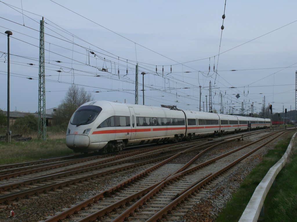 Ersatzzug 2513 Binz-Rostock,gefahren,am 28.April 2012,von 411 080-5,beim Verlassen von Bergen/Rgen.