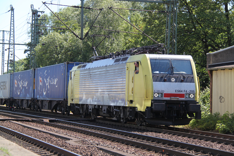 ES 64 F4 - 205 bei der Ausfahrt im Bahnhof Hamburg-Harburg(04.06.2011)