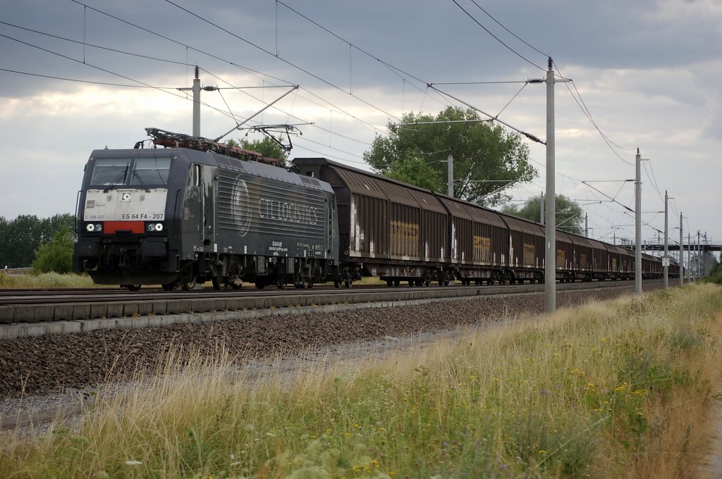 ES 64 F4 - 207 (189 207-4)mit einem GZ zwischen Growudicke und Rathenow in Richtung Wustermark. 26.07.2010