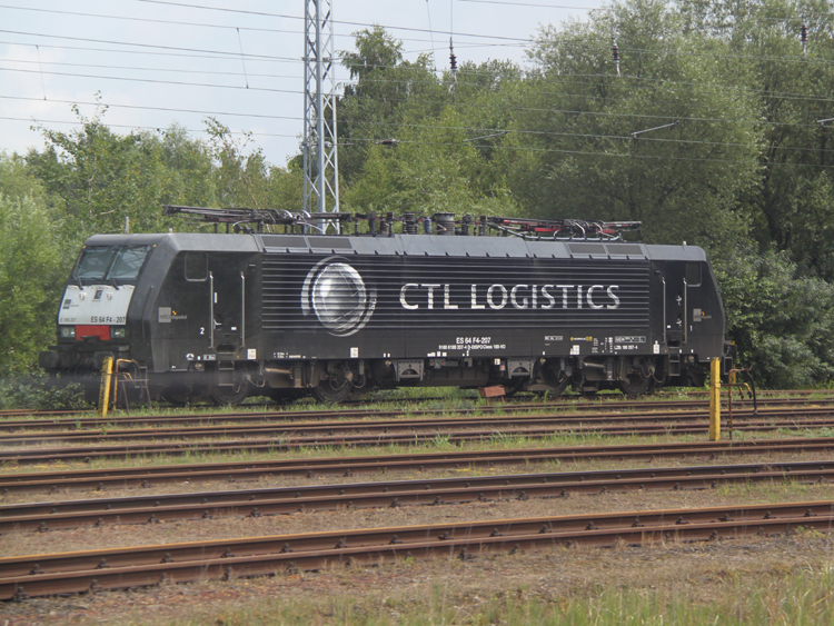 ES 64 F4-207 von CTL Logistics wartet auf den nchsten Einsatz von WRS nach Stendell.(11.07.2011)