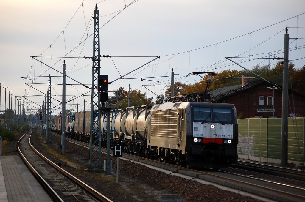 ES 64 F4 - 210 (189 210-8) mit einem Containerzug in Rathenow in Richtung Wustermark. 26.10.2010