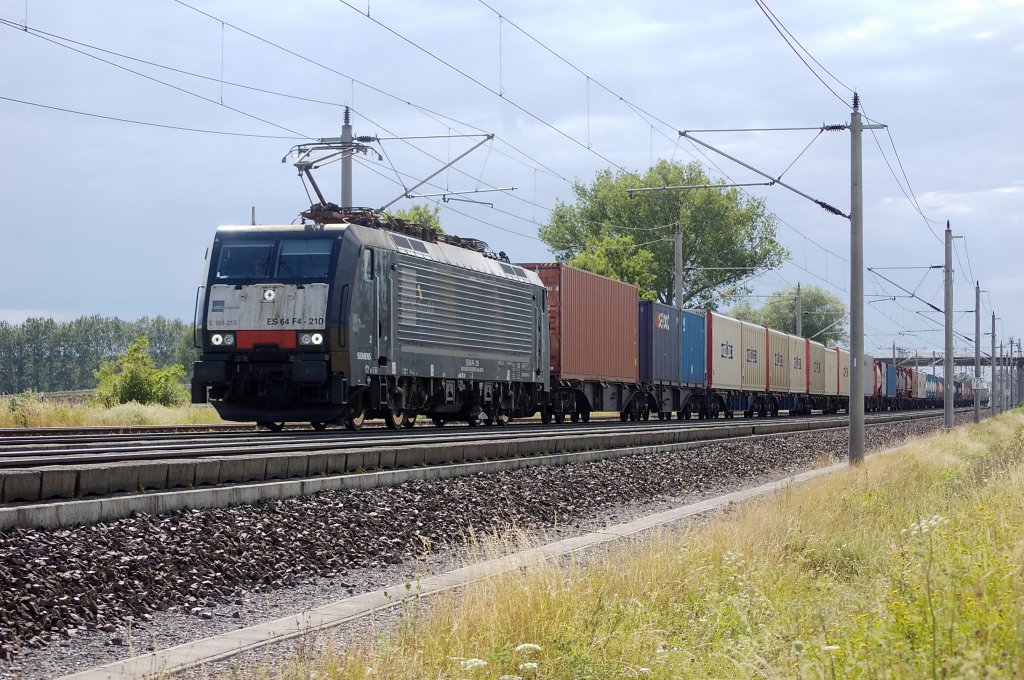 ES 64 F4 - 210 (189 210 - 8) mit einem Containerzug in Richtung Wustermark. 29.07.2010