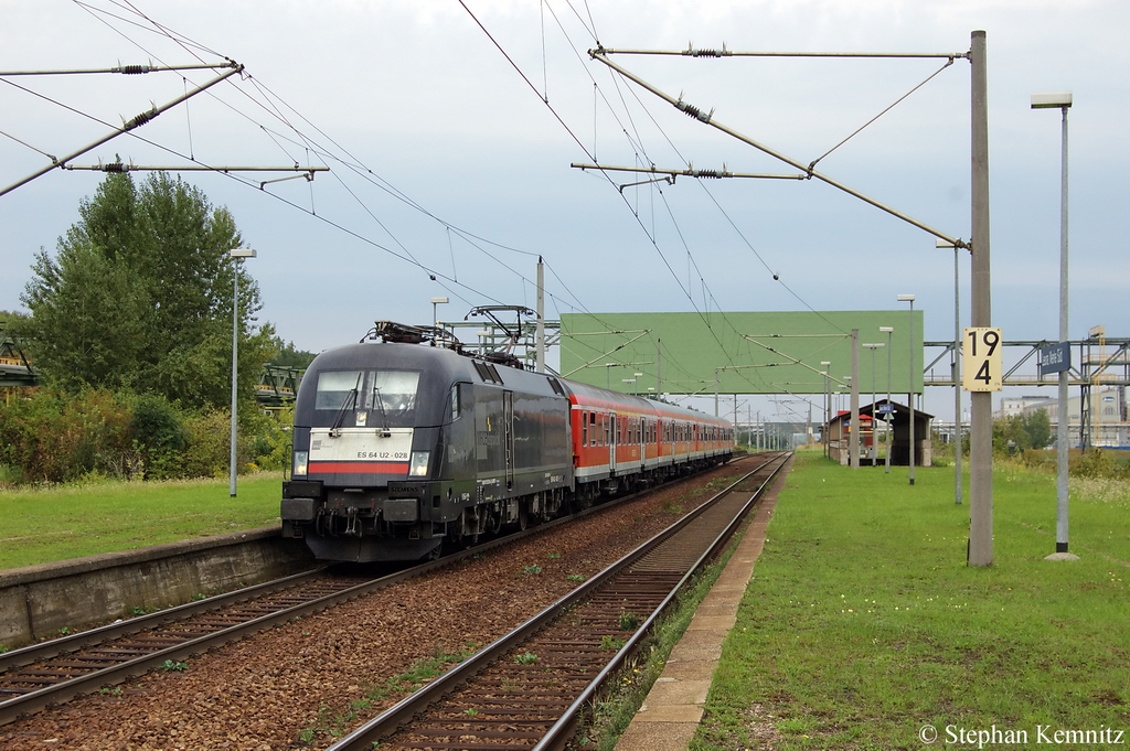 ES 64 U2 - 028 (182 528-0) MRCE Dispolok GmbH im Dienst fr die DB Regio AG mit der RB20 (RB 16316) von Halle(Saale)Hbf nach Eisenach am Haltepunkt Leuna Werke Sd. 23.08.2011