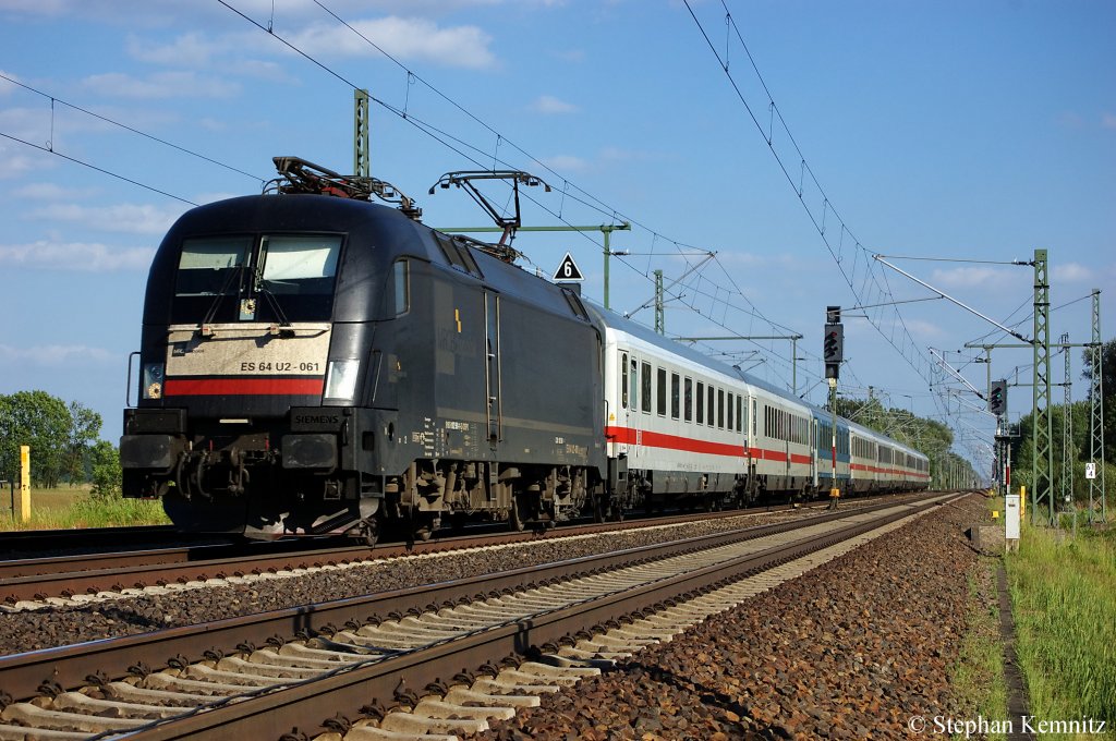 ES 64 U2 - 061 (182 561-1) MRCE im Dienst fr DB Fernverkehr AG mit dem EC 174 von Budapest-Keleti pu nach Hamburg-Altona in Friesack(Mark). 25.05.2011