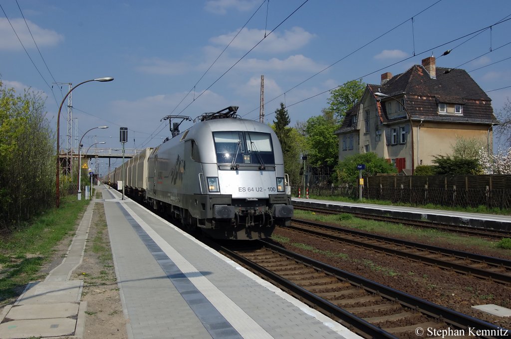 ES 64 U2 - 100 (182 600-7) Hupac im Dienst fr Raildox mit Hackschnitzelzug in Priort in Richtung Marquardt unterwegs. 19.04.2011