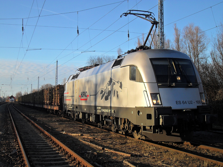 ES 64 U2-100 mit Holzzug von Rostock-Bramow Richtung Stendal-Niedergrne kurz vor der Ausfahrt im Bahnhof Rostock-Bramow.(07.03.2011)
