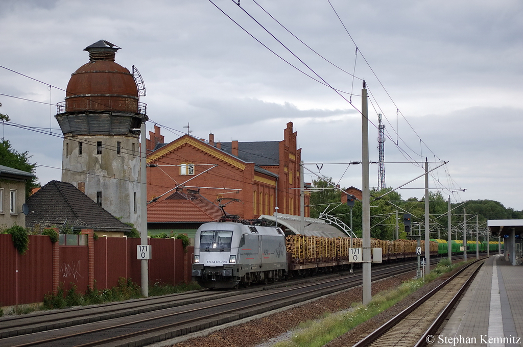 ES 64 U2 - 102 (182 602-3) Hupac im Dienst fr Raildox GmbH & Co. KG mit Holzzug in Rathenow Richtung Stendal unterwegs. 14.07.2011