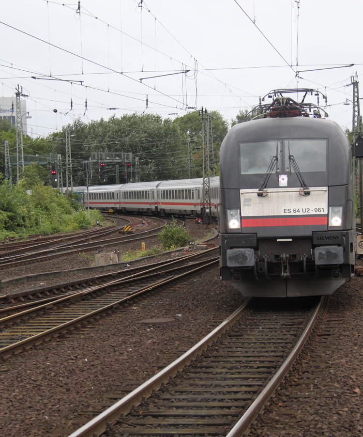 ES64 U2-061 auf dem Weg von Hamburg-Altona nach Dresden bzw.Budapest bei der Einfahrt im Hamburger Hbf.(23.07.2011)