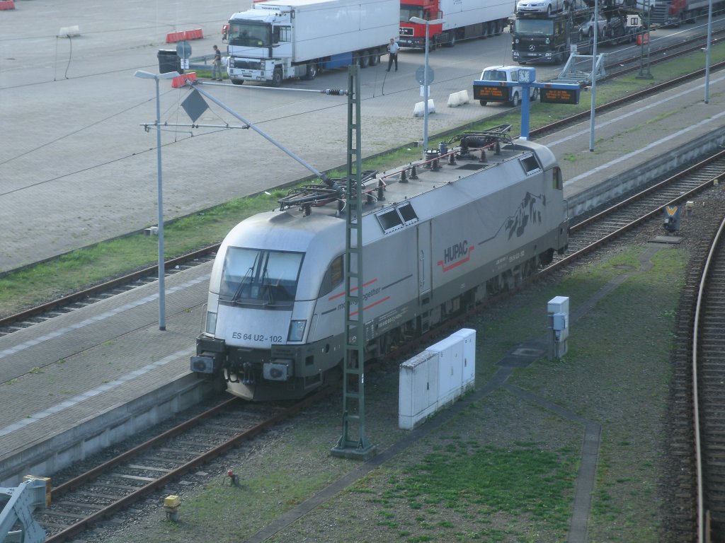 ES64U2-102,im Einsatz fr Raildox,am 12.September 2011,am Bahnsteig in Mukran.