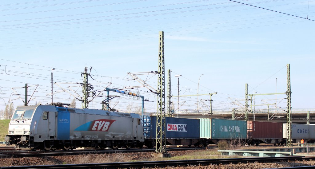 EVB - Railpool BR 185 680-5 verlässt am 28.03.2012 den Hamburger Hafen und durchfährt mit ihren Containerzug den Rbf Alte Süderelbe.