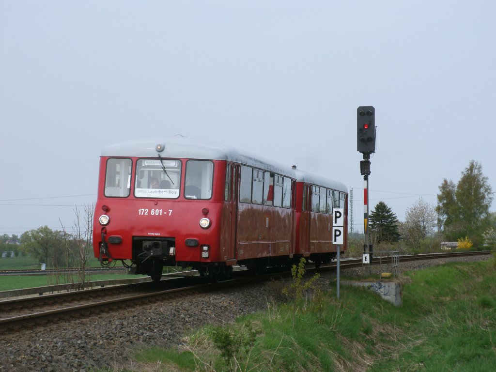 Ferkeltaxe 172 601/001 fuhr,am 28.April 2011,am Einfahrsignal  B  von Bergen/Rgen,nach Lauterbach Mole.