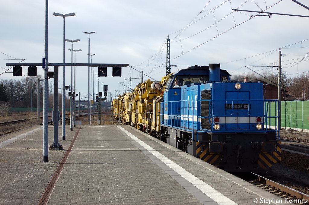 G 1206-SP-022 (275 843-1) von der SLG mit Firmeneigeneden Spitzke Bauzug in Rathenow in Richtung Wustermark unterwegs. 12.02.2011 