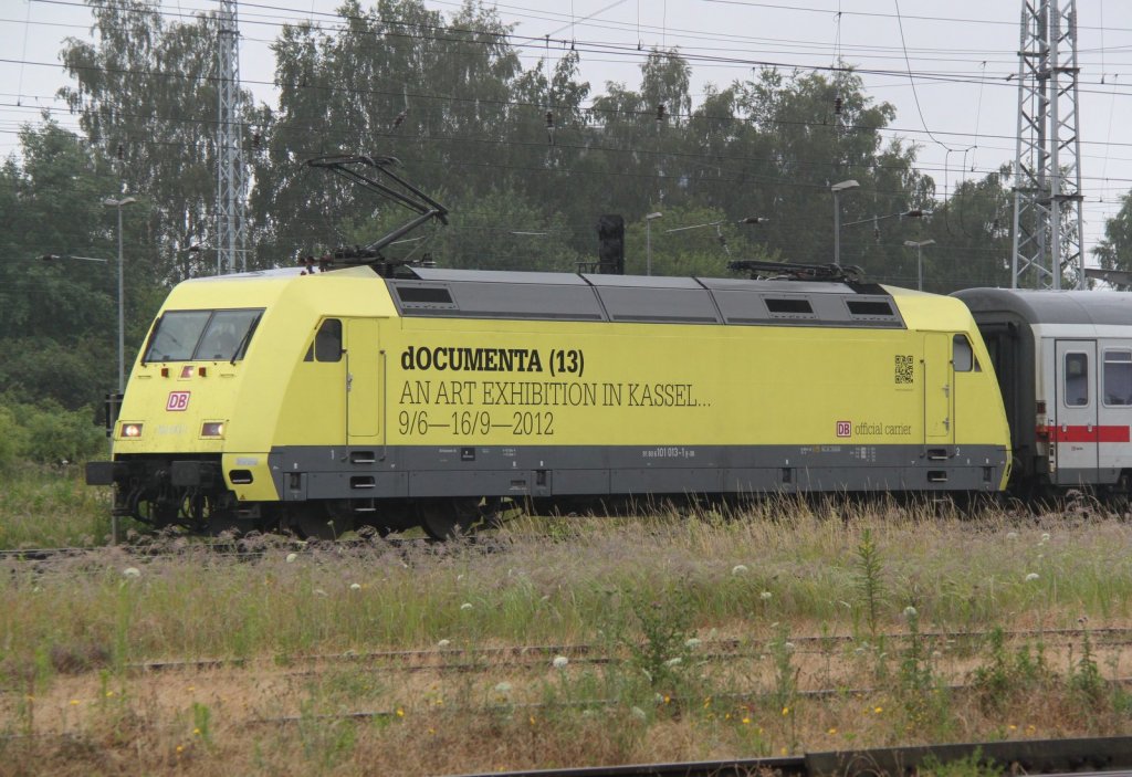 gelbe 101 013-1 stand am 06.07.2012 mit IC 2213 Binz-Stuttgart im Rostocker Hbf.