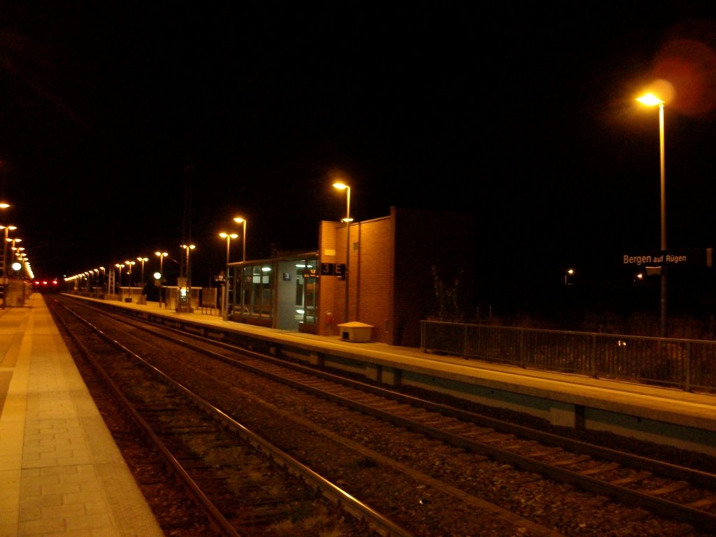 Gleis 3 in Bergen/Rgen am Abend vom 18.Oktober 2010.