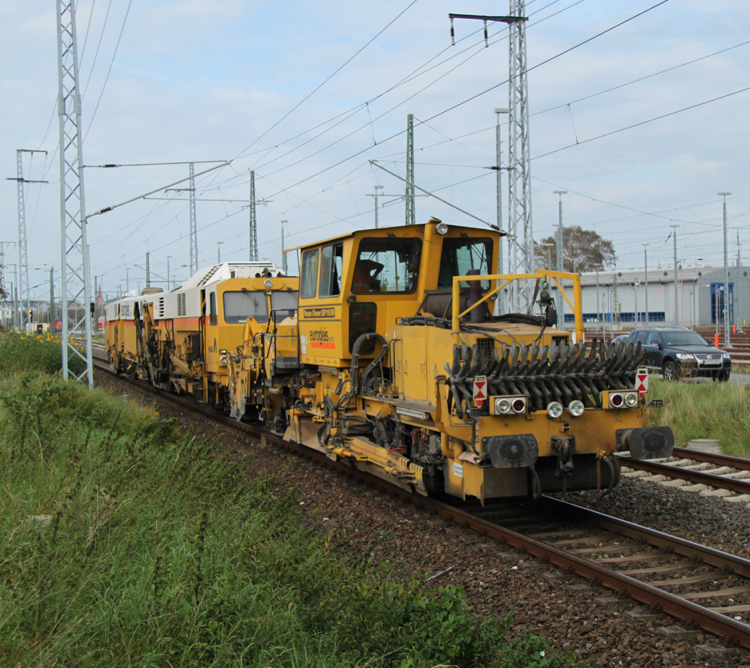 Gleis-Richt und Stopfmaschine bei der Einfahrt im Rostocker Hbf.20.09.2011