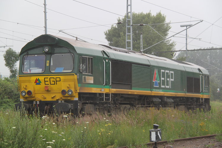 Groe Mietzekatze(Class 66)266 005-8 der Firma Eisenbahngesellschaft Potsdam(EGP)abgestellt im Bahnhof Rostock-Bramow.(04.07.2011)
