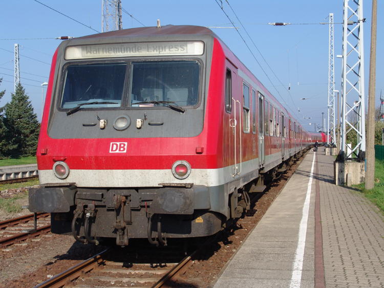 Halberstdter Steuerwagen steht als RE 38591 Warnemnde-Berlin Hbf(tief)
im Bahnhof Warnemnde.(09.10.10)