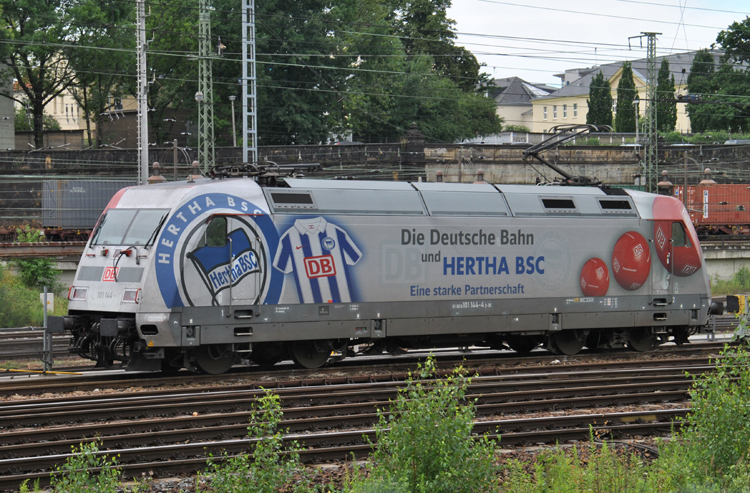 Hertha BSC-Lok 101 144-0 abgestellt im Vorfeld des Hbf Dresden.(08.07.2011)
