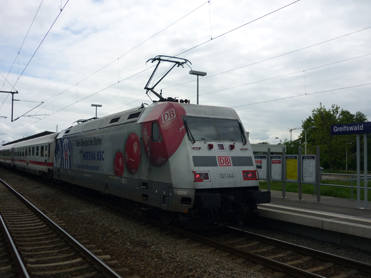 Hertha BSC-Lok 101 144-0 mit IC 2352 von Stralsund Richtung Erfurt Hbf kurz nach der Ankunft im Bahnhof Greifswald(27.05.10)