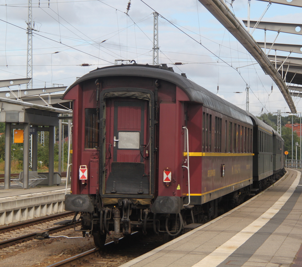 Heute morgen staunte ich nicht schlecht als der Sonderzug von Berlin-Schneweide nach Warnemnde mit 2xSpeisewagen aus dem Rostocker Hbf fuhr Zuglok war 231 012-6(11.08.2013)