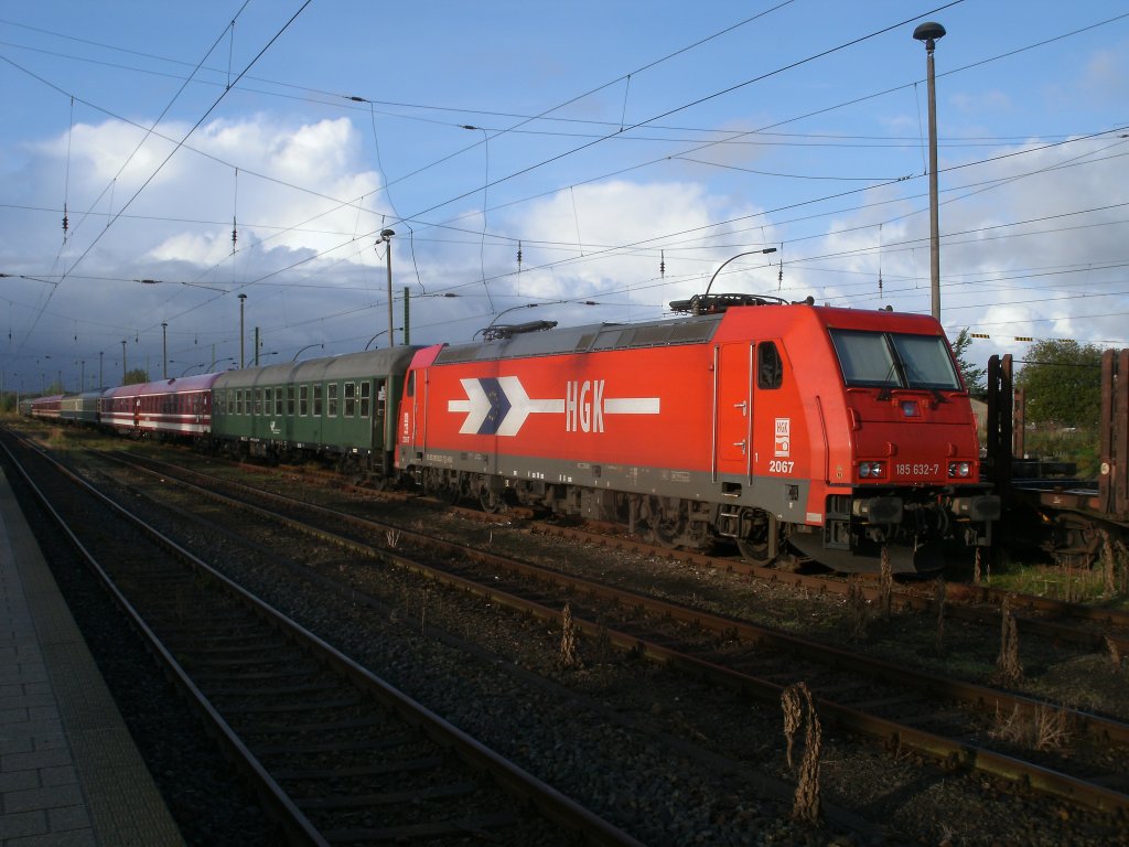 HGK 185 632 mit Mller`s Saufzug abgestellt,am 08.Oktober 2011,in Bergen/Rgen.Der Zug fuhr,am 07.Oktober,nach Binz und tritt,am 09.Oktober,von Binz wieder die Rckfahrt an.