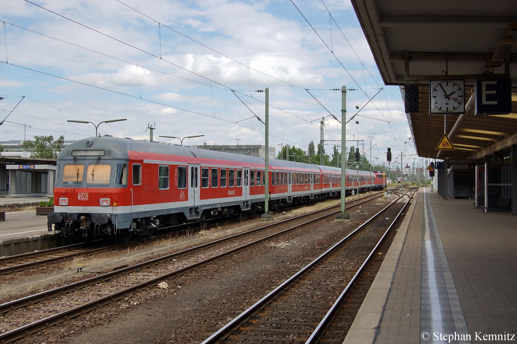 Hier nochmal die 110 449-6 mit evtl. einem Sonderzug von hinten beim einer rangierfahrt in Braunschweig. Die Zug bestand aus 4 n-Wagen und einem Steuerwagen Bauart Karlsruhe. 09.07.2011