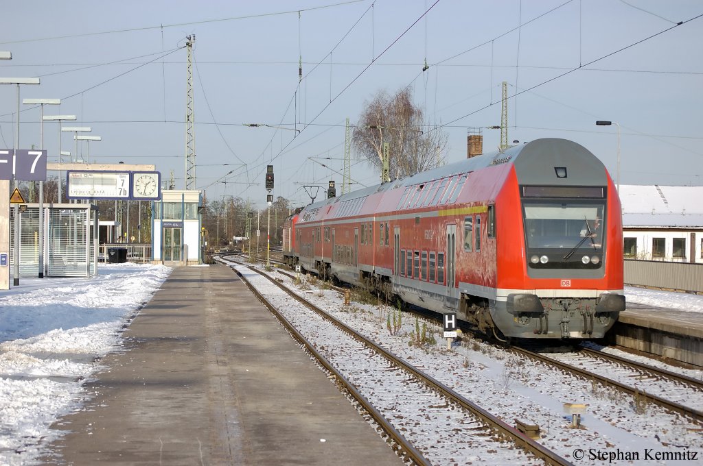Hier verlsst die RB (RB 36159) nach Burg(Magdeburg) den Bahnhof Magdeburg. Gezogen hat 143 955-3. 30.11.2010