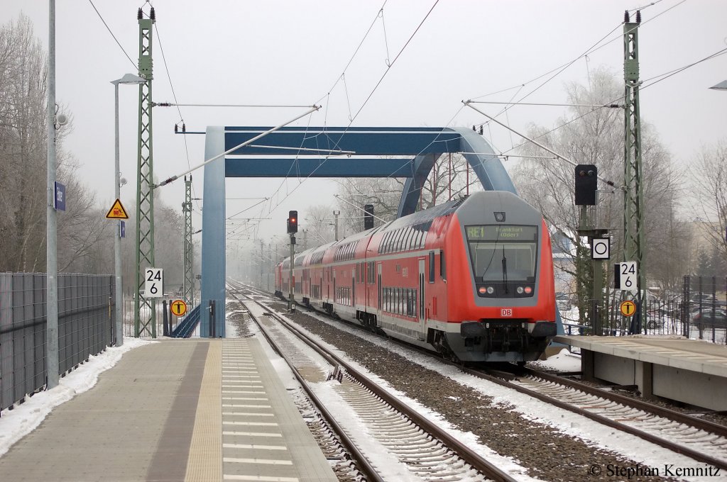 Hier verlsst die RE1 (RE 38077) nach Frankfurt(Oder) den Bahnhof Erkner. Gezogen hat die 112 103. 07.12.2010