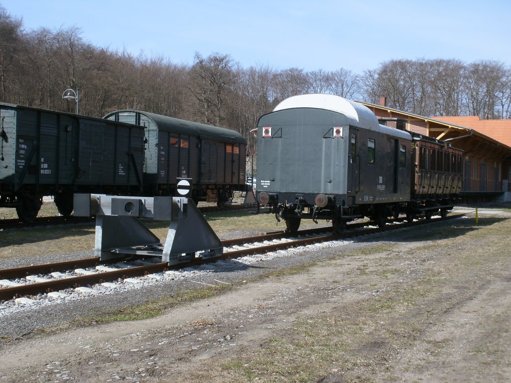 Hinter dem Heringsdorfer Prellbock standen am 14.April 2013:ein Pack-und ein dreiachsiger Reisezugwagen.
