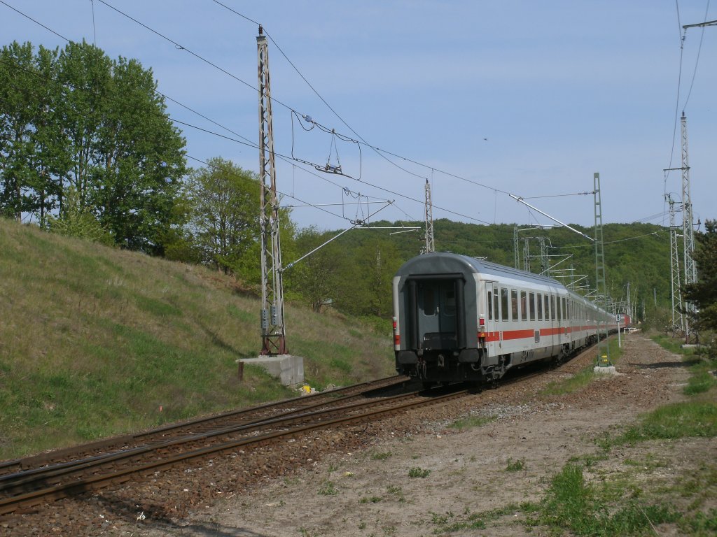 IC 2212 Koblenz-Binz ohne Steuerwagen am 11.Mai 2011 beim Verlassen von Lietzow. 