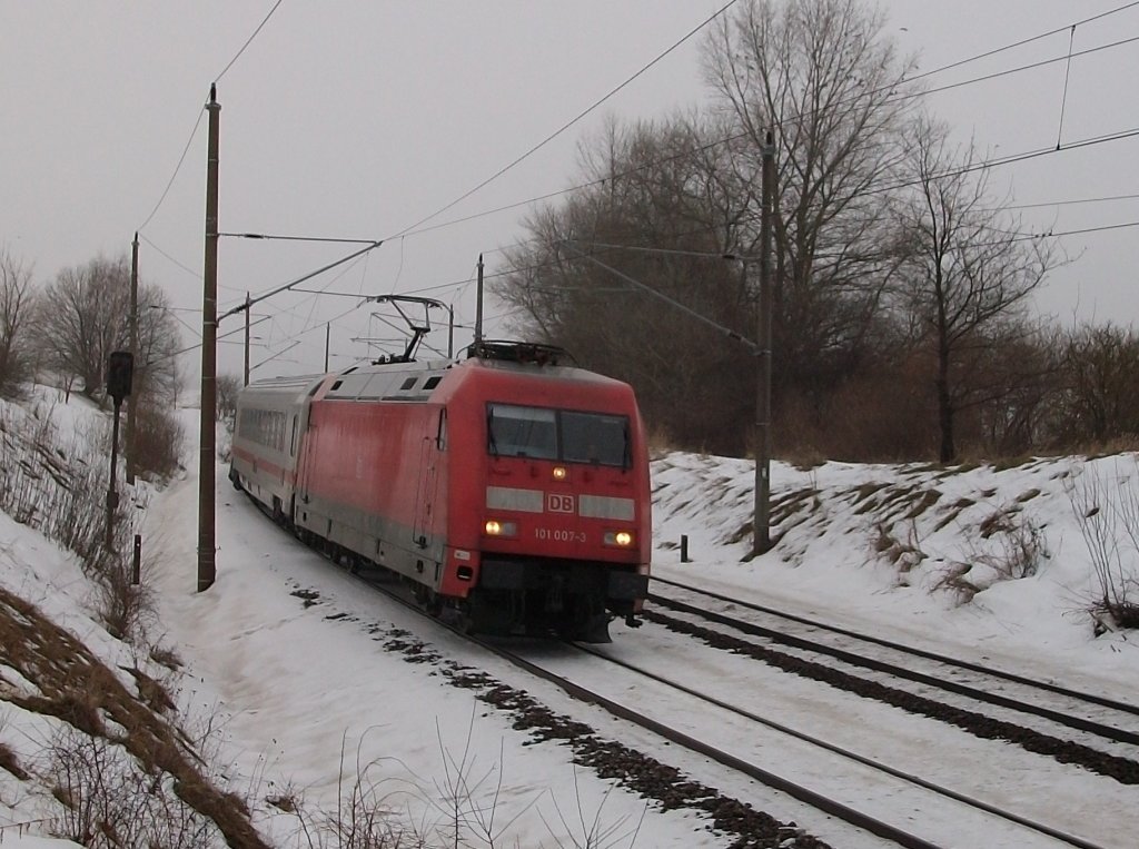 IC 2213 Binz-Stuttgart gezogen von 101 007 am 07.Januar 2011 bei Bergen/Rgen.