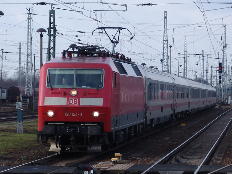IC2388 von Frankfurt(Main)Hbf nach Berlin-Sdkreuz bei der Einfahrt im Bahnhof Stendal.(15.01.2011)